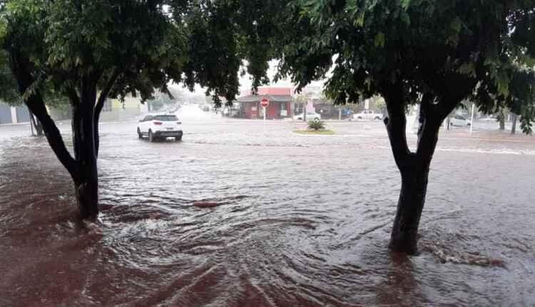 VÍDEO: Tempestade deixa ruas alagadas e arrasta carros em MS