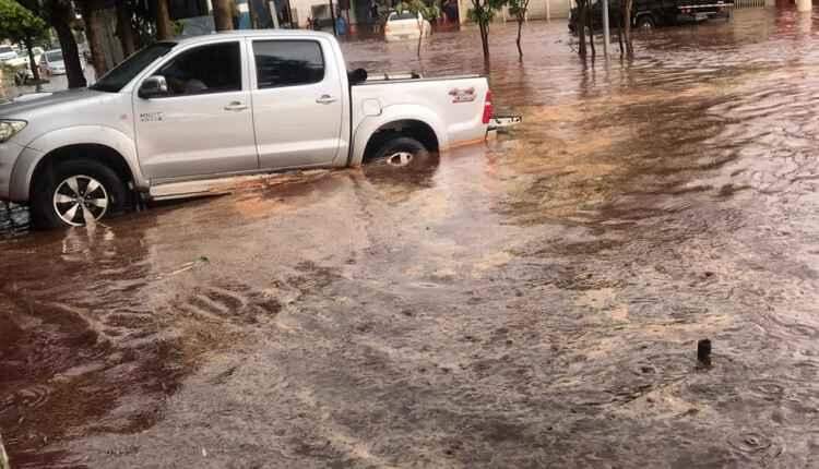 VÍDEO: Tempestade deixa ruas alagadas e arrasta carros em MS