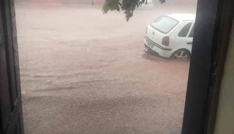 VÍDEO: Tempestade deixa ruas alagadas e arrasta carros em MS