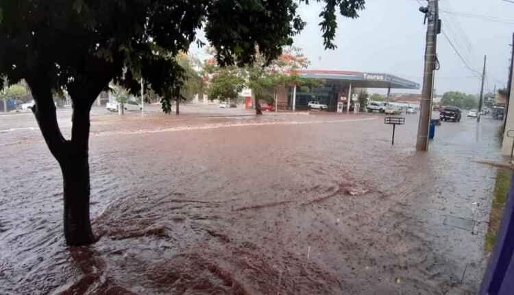 VÍDEO: Tempestade deixa ruas alagadas e arrasta carros em MS