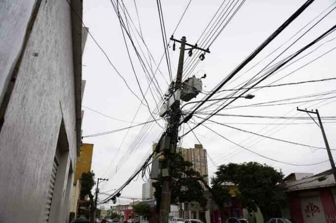 VÍDEO: Caminhão puxa fiação, derruba árvore e causa incêndio em Campo Grande