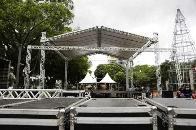 Montagem de palco e manutenção na praça: últimos ajustes para reinauguração da 14