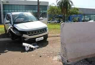 Motorista perde controle e bate Jeep em mureta do Terminal Morenão