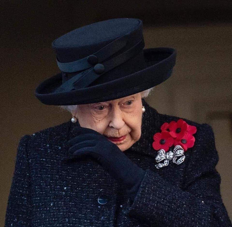 Rainha se emociona em cerimônia pública em Londres