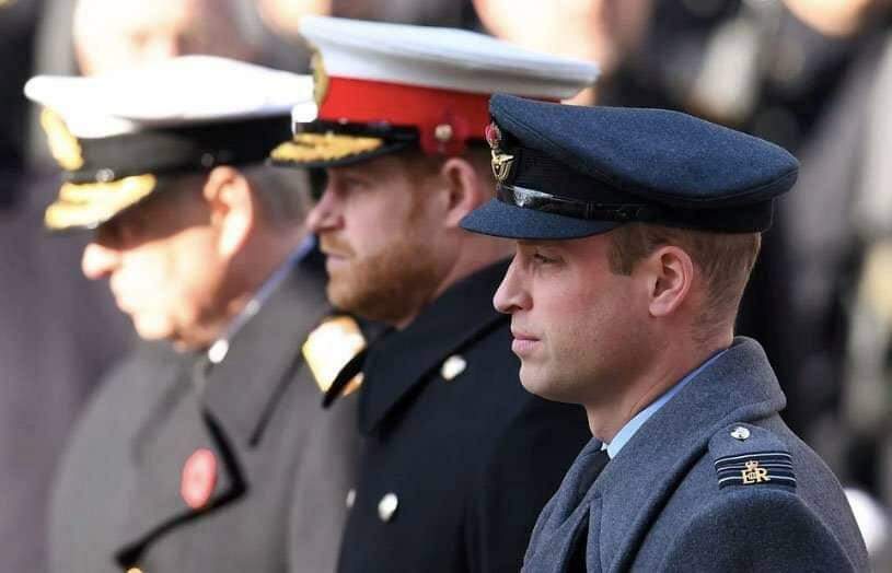 Rainha se emociona em cerimônia pública em Londres