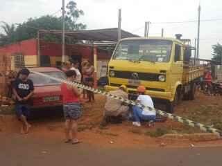 Menina de 11 anos é atropelada por motorista bêbado e para embaixo de caminhão