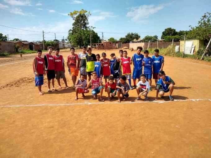 Desempregado, jardineiro pede doações para crianças de projeto de futebol