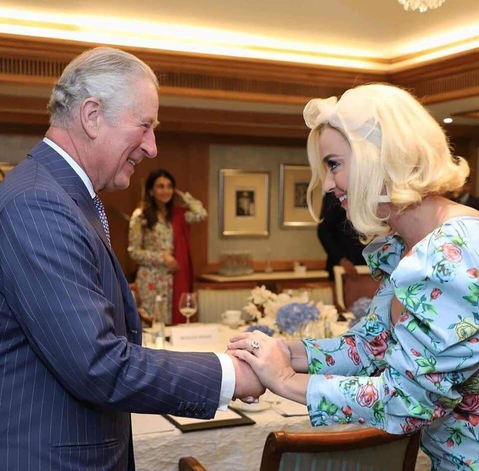 Realeza pop! Katy Perry conhece o príncipe Charles durante visita real à Índia