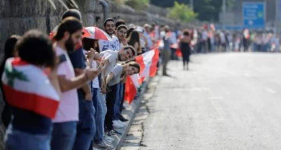 Manifestantes libaneses formam corrente humana através do país
