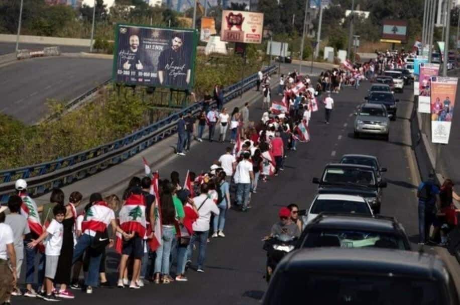 Manifestantes libaneses formam corrente humana através do país