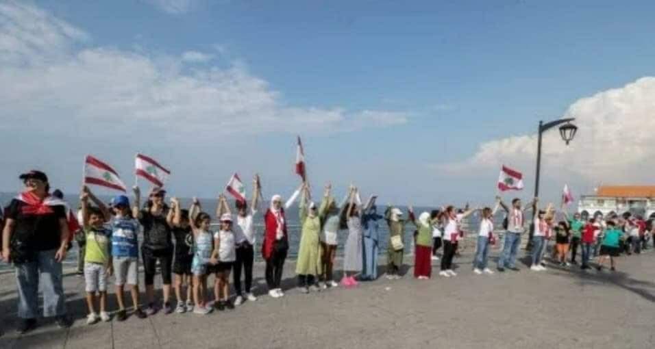 Manifestantes libaneses formam corrente humana através do país