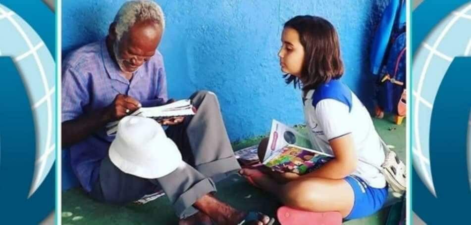 Menina de 9 anos ensina vendedor de picolé de 68 a ler e escrever.