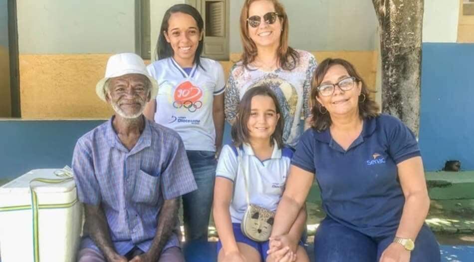 Menina de 9 anos ensina vendedor de picolé de 68 a ler e escrever.