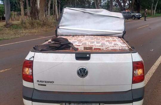 Caminhão boiadeiro é abandonado com 35 mil pacotes de cigarro contrabandeado
