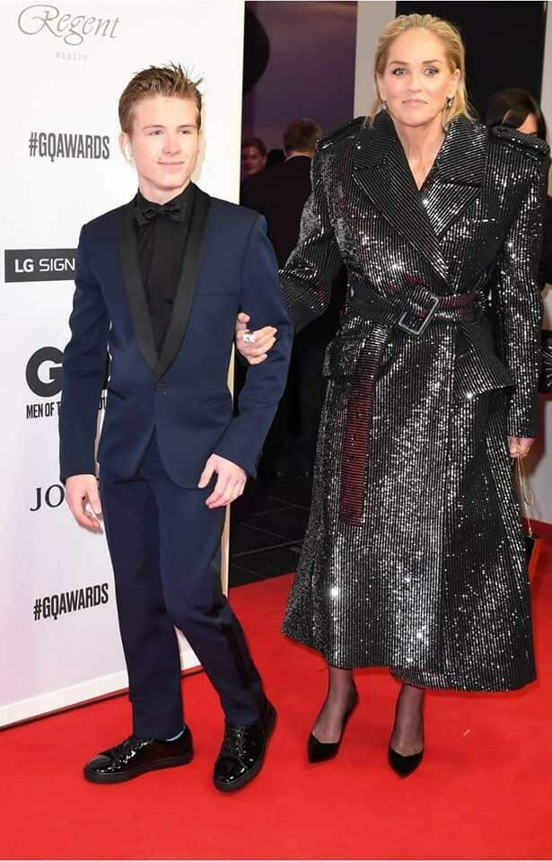 Sharon Stone recria cena icônica de 'Instinto Selvagem', no GQ Men of the Year Awards.