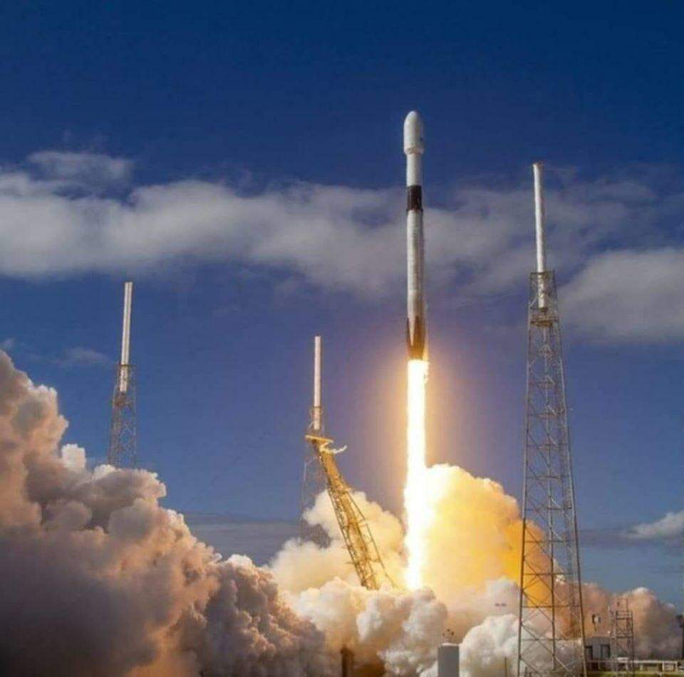 SpaceX lança satélites para fornecer internet a partir do espaço