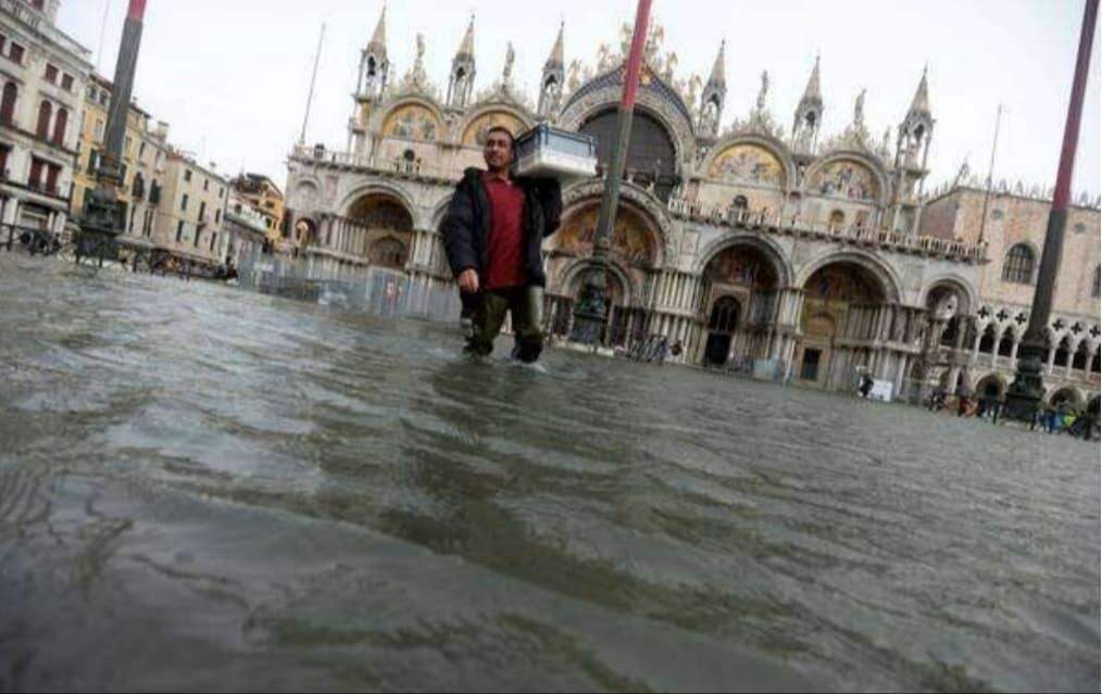 Chuvas fortes alagam Veneza.