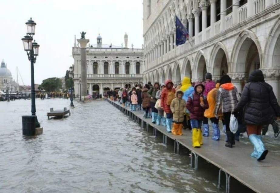 Chuvas fortes alagam Veneza.