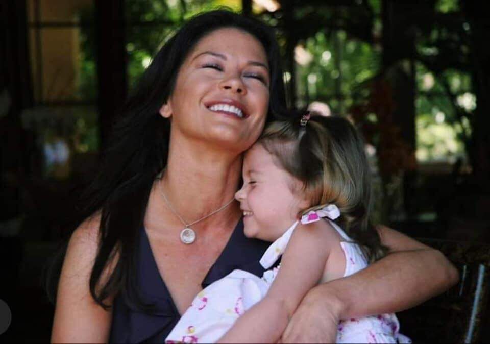 Filha de Catherine Zeta-Jones e Michael Douglas em campanha ao lado da mãe.