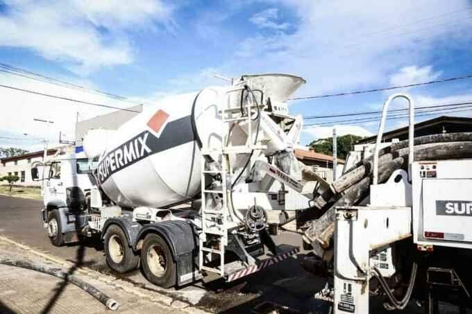 Túnel escavado por quadrilha para roubar banco começa a ser coberto