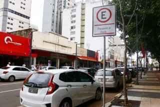 Com menos vagas, clientes estacionam em local proibido na 14 de julho