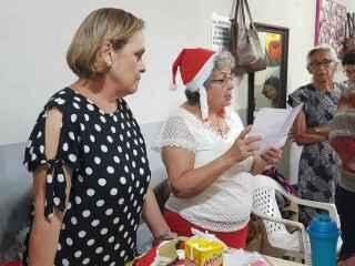 Em clima de Natal, Dona Nilza vira mamãe Noel e presenteia quem passa pela 14 de julho
