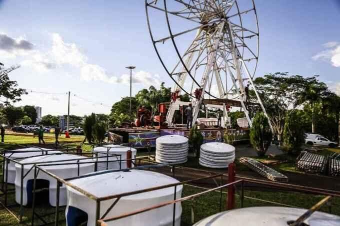 Roda gigante finalmente chega e começa a ser instalada na Cidade do Natal