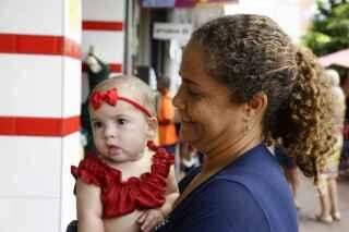 Com crianças, famílias correm atrás de brinquedos e looks para o Natal no Centro