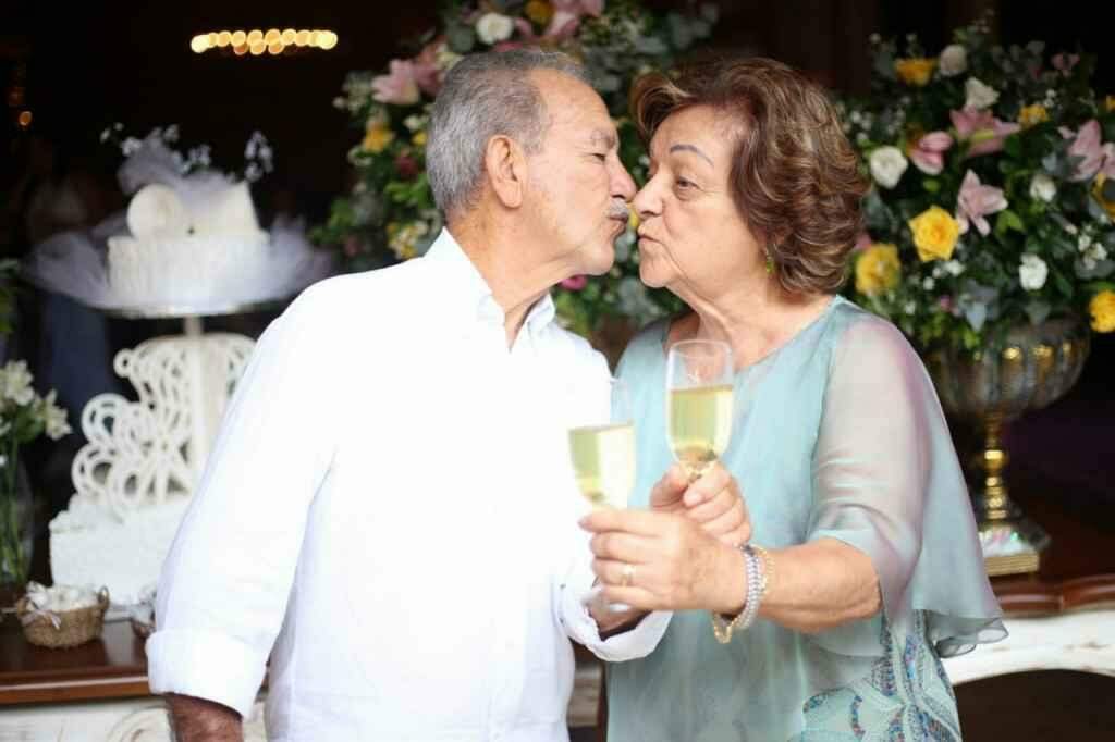 Casal faz bodas de diamante recriando casamento que aconteceu há 60 anos