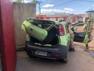 VÍDEO: camionete tomba ao ser atingida por carro em cruzamento sem sinalização