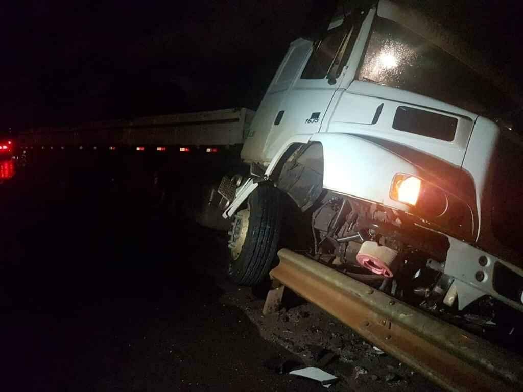 Motorista de carro morre após bater de frente com carreta na BR-163 em Campo Grande