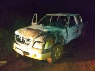Assaltantes abandonam camionete queimada depois de sequestro e roubo