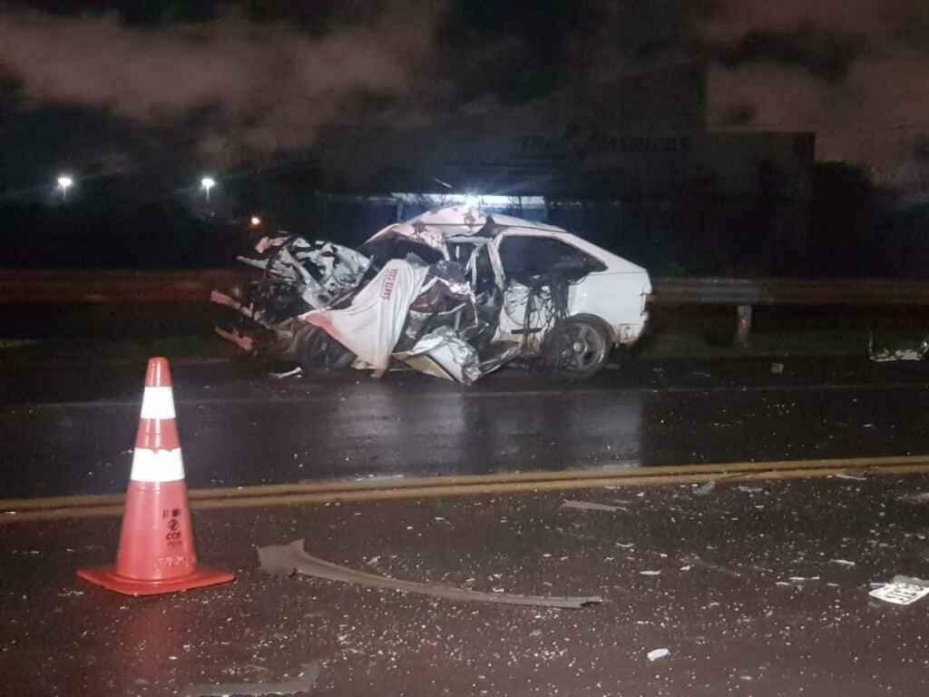 Motorista de carro morre após bater de frente com carreta na BR-163 em Campo Grande