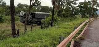 Motorista de Prisma perde controle da direção e bate em caminhão do Exército