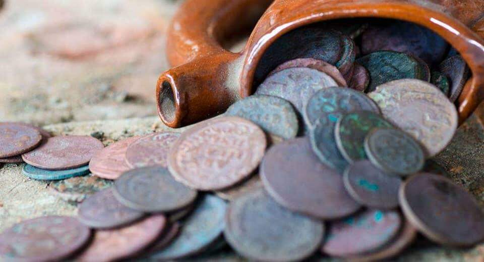 Indiano vence loteria, compra terreno e encontra tesouro enterrado