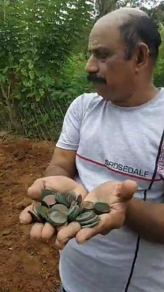 Indiano vence loteria, compra terreno e encontra tesouro enterrado