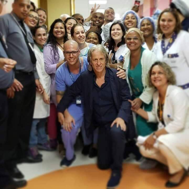 Jorge Jesus visita hospital do câncer e promete doar dinheiro com venda de biografia.