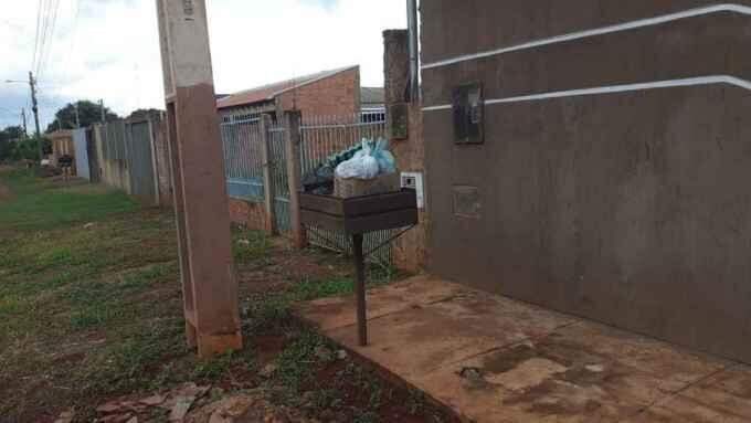 Sem coleta de lixo, moradores de três bairros reclamam de mau cheiro nas ruas