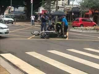 VÍDEO: motorista fura sinal e tenta fugir após atingir motociclista na Afonso Pena