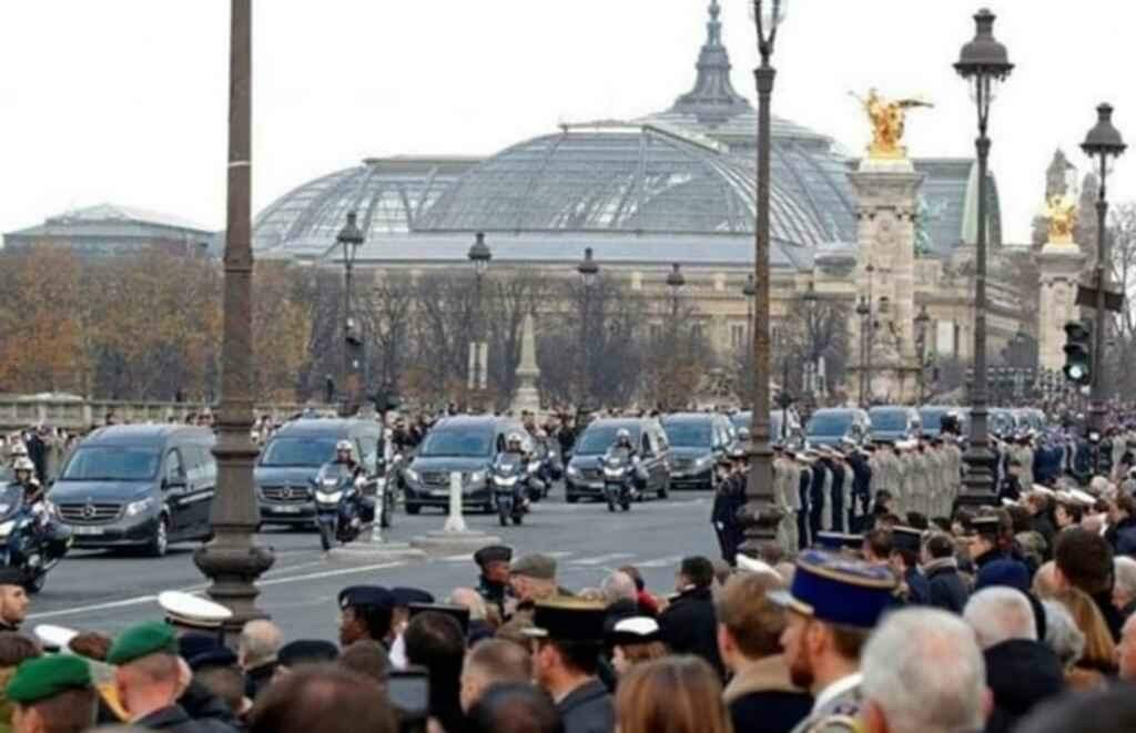 Macron homenageia 13 soldados mortos no Mali em cerimônia em Paris