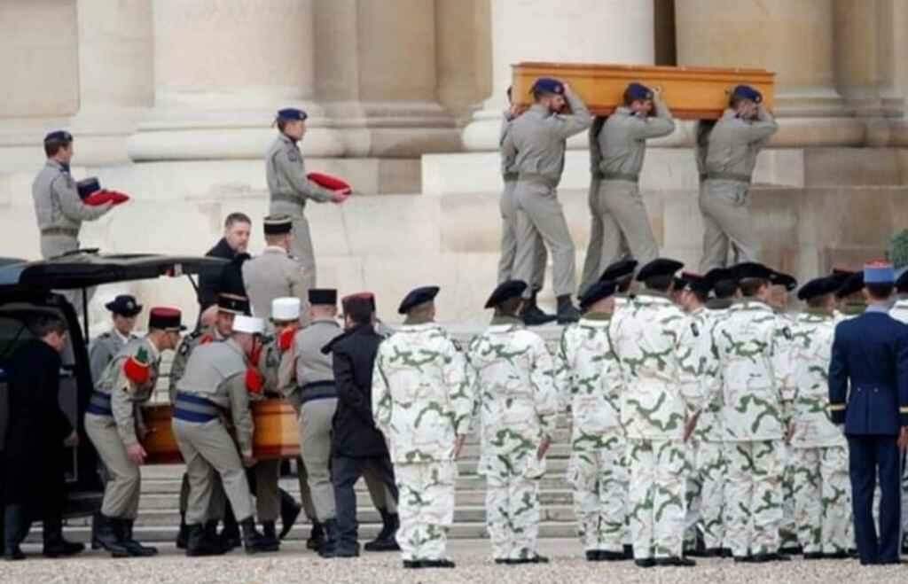 Macron homenageia 13 soldados mortos no Mali em cerimônia em Paris