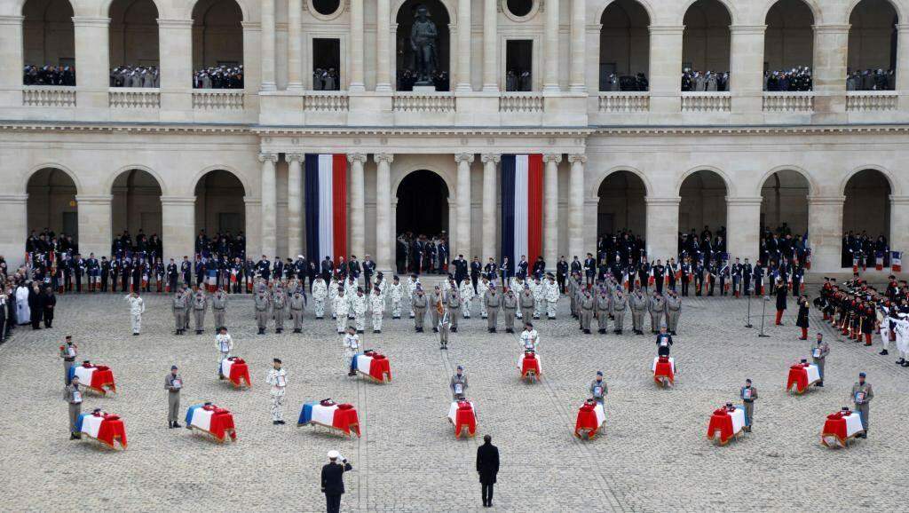 Macron homenageia 13 soldados mortos no Mali em cerimônia em Paris