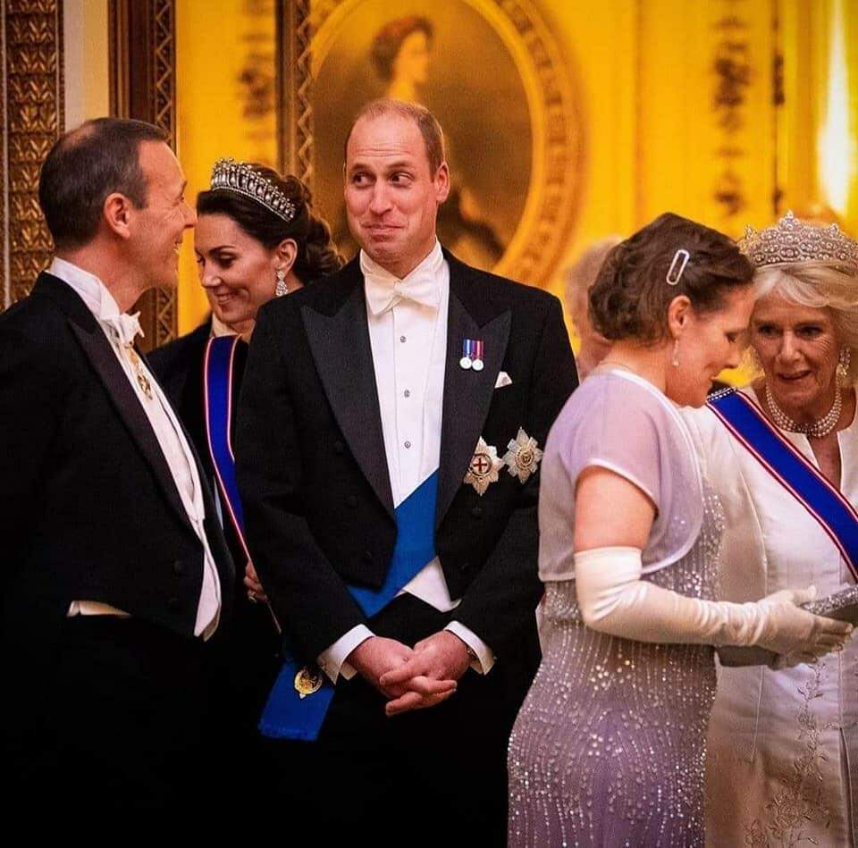 Kate Middleton usa coroa de Lady Di em jantar diplomático