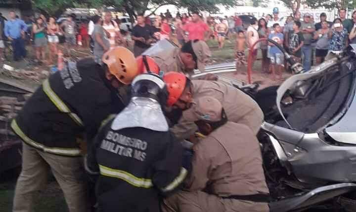 VÍDEO: Vagão deixa mulher em estado grave ao destruir carro em rua de Corumbá