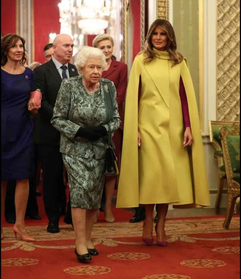 Melania Trump surpreende com capa amarela brilhante por se encontrar com a realeza em Londres