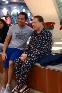 Silvio Santos vai ao shopping de pijama e ganha carinho de fãs