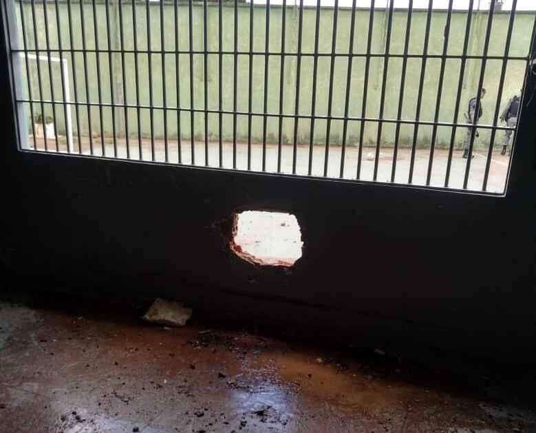 Adolescentes quebraram parede de Unei com tampa de freezer para tentar fugir