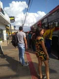 De novo: Ônibus com ar condicionado quebra e deixa passageiros em pleno calor