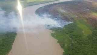 Bombeiros e Marinha sobrevoam locais com focos de incêndio no Pantanal