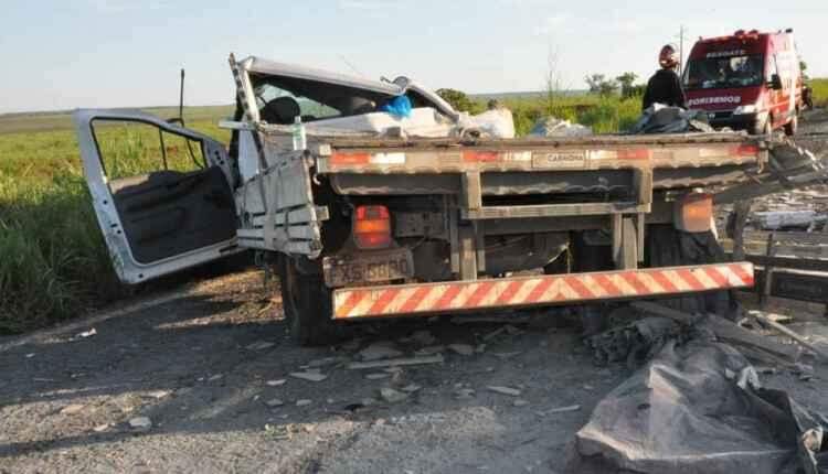 Passageiro morre após motorista de camionete desviar de anta e veículo capotar